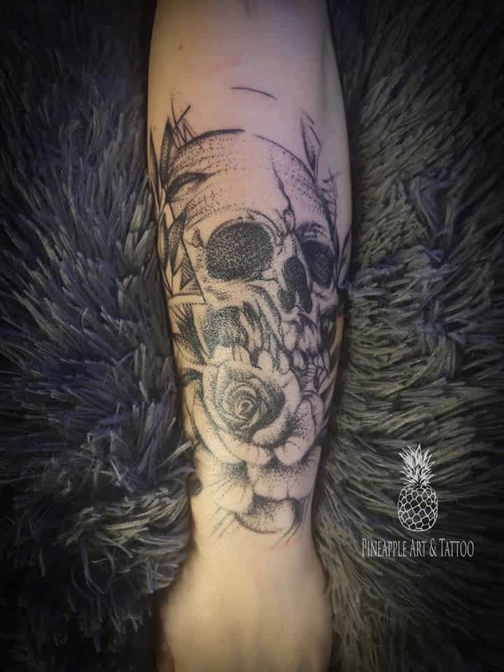 Dot tattoo, tetover Pineapple TATOO Maribor